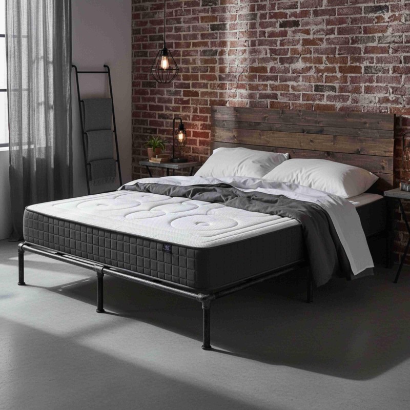 Cama con estructura metálica negra y cabecero de madera oscura con colchón acolchado blanco y gris en dormitorio de estilo indus