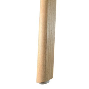 Detalle de pata de madera clara cilíndrica con acabado natural y zapata metálica