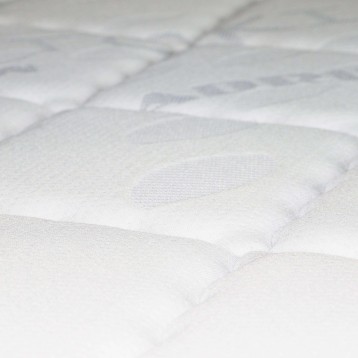 Detalle de colchón acolchado blanco con superficie con relieve y costuras decorativas