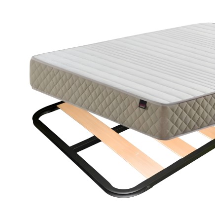Colchón acolchado beige y blanco con estructura de somier de madera y marco negro en vista de conjunto