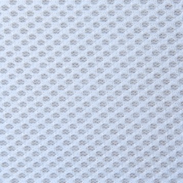 Detalle de tejido tapizado color blanco crema con textura de malla transpirable y trama geométrica