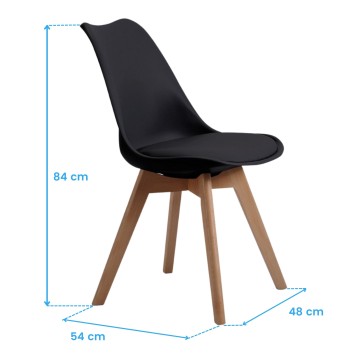 Silla de comedor con asiento negro y respaldo curvo sobre patas de madera natural