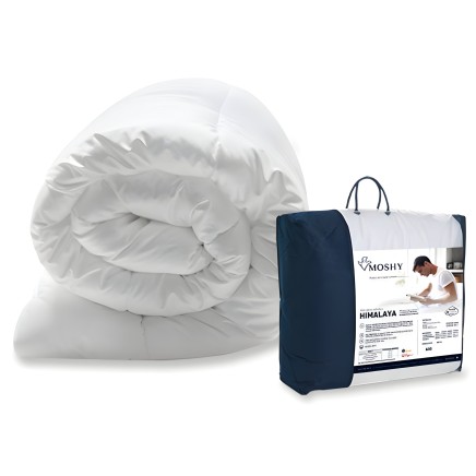 Edredón blanco enrollado y empaque azul marino con marca Moshy modelo Himalaya