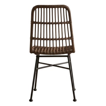 Silla con respaldo de ratán marrón tejido y estructura de metal negro con patas cruzadas