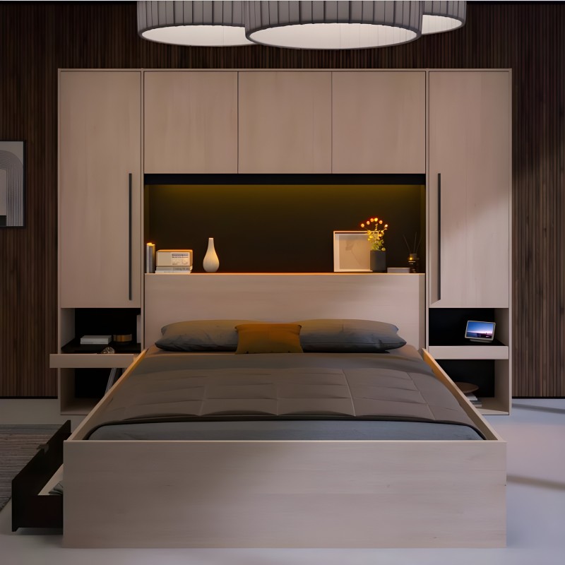 Cama con cabecero integrado en beige y detalles negros con estantes iluminados y mesitas laterales en dormitorio moderno
