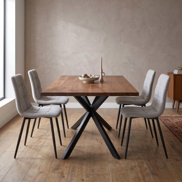 Comedor con mesa de madera y base negra en X acompañada de cuatro sillas tapizadas en gris claro y patas metálicas