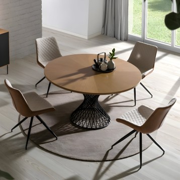 Comedor redondo con tablero de madera natural y base de metal negro en forma de cono y cuatro sillas tapizadas en beige y marrón