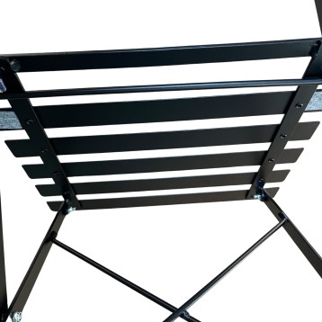 Estructura de cama de metal negro con listones horizontales y patas anguladas vista desde arriba