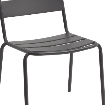 Silla moderna gris oscuro con asiento curvo y respaldo recto en vista frontal