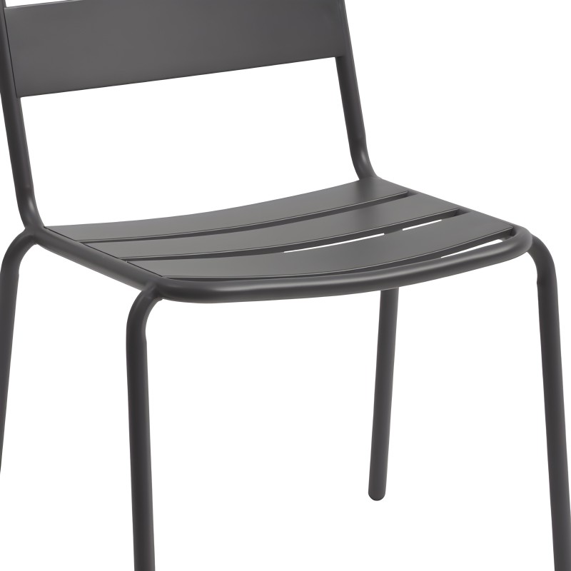 Silla moderna gris oscuro con asiento curvo y respaldo recto en vista frontal