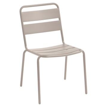 Silla de metal con respaldo horizontal y asiento curvo en color gris claro