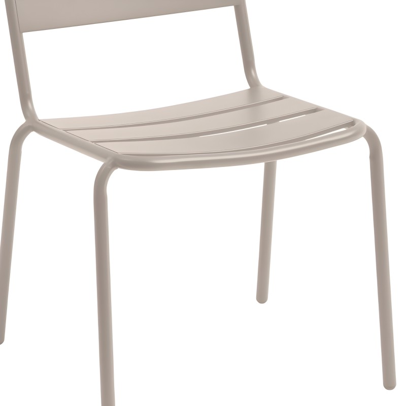 Silla de diseño moderno en plástico color beige con asiento curvo y respaldo recto