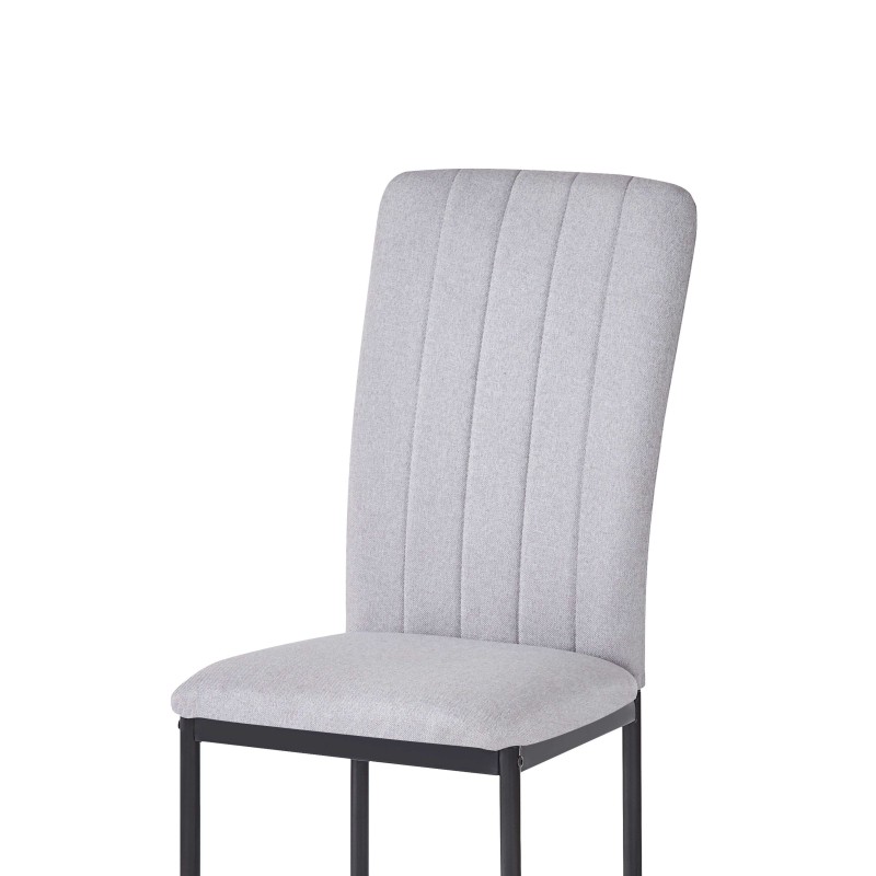 Silla tapizada en gris claro con respaldo acolchado y patas de metal negro