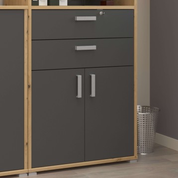Armario modular con estructura en madera natural y frentes gris oscuro con dos cajones y puerta doble con tiradores metálicos