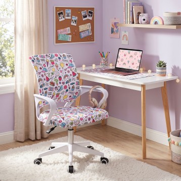 Silla de escritorio juvenil con estampado multicolor junto a escritorio blanco en dormitorio juvenil
