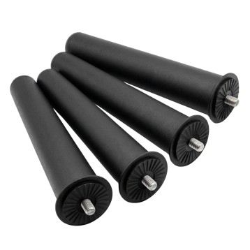 Juego de patas cilíndricas negras con ruedas grises para mueble. Detalle de componentes de montaje.