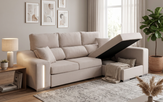 Sofá chaise longue beige con almacenamiento, brazo con luz LED, salón moderno con mesa auxiliar, alfombra y decoración contemporánea.