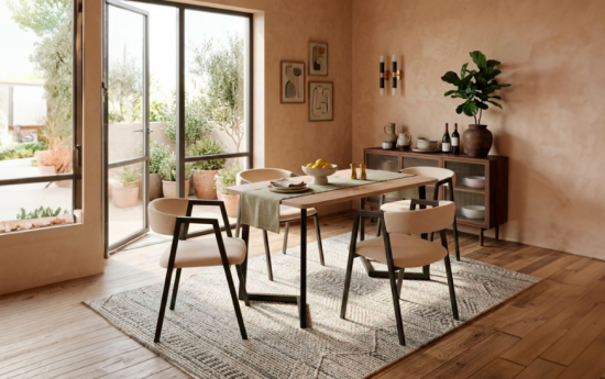 Mesa de comedor rectangular de madera con cuatro sillas beige y negras en comedor de estilo mediterráneo