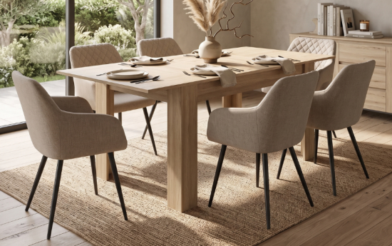 Mesa de comedor rectangular en madera clara con seis sillas tapizadas beige en ambiente cálido y elegante
