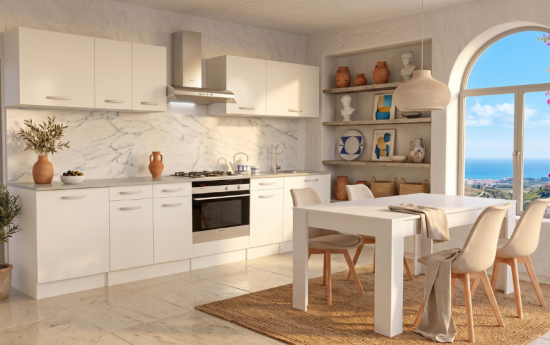 Cocina blanca de estilo mediterráneo con mesa de comedor, muebles modulares y vistas al mar