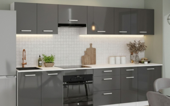 Cocina moderna gris con muebles altos y bajos, horno integrado y encimera blanca.