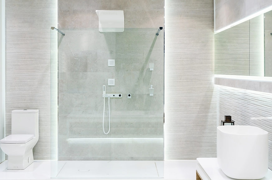 Baño en color blanco con ducha