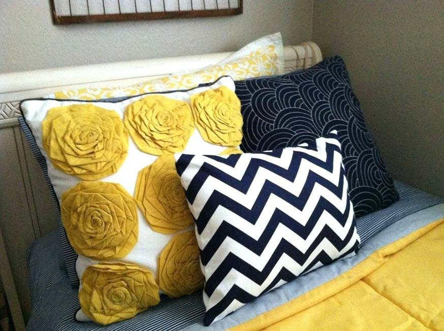 Cojines en amarillo y navy